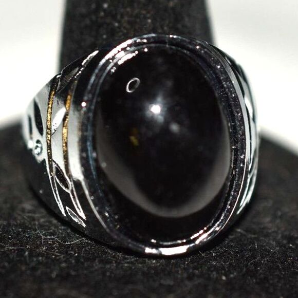 Intriguing Aztec Design Silver Tone Band Black Smooth Oval Stone Sz 11 & 13 Ring - Picture 1 of 4